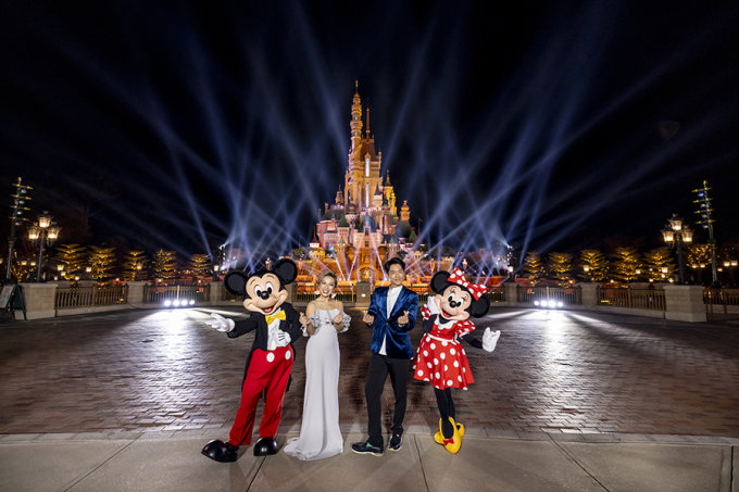 Disney+ 11月16日登陸｜鄭中基謝安琪香港迪士尼樂園城堡表演花絮