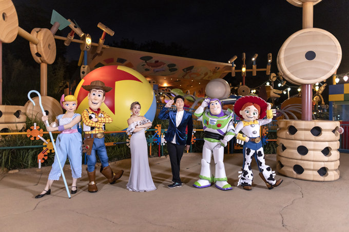 Disney+ 11月16日登陸｜鄭中基謝安琪香港迪士尼樂園城堡表演花絮