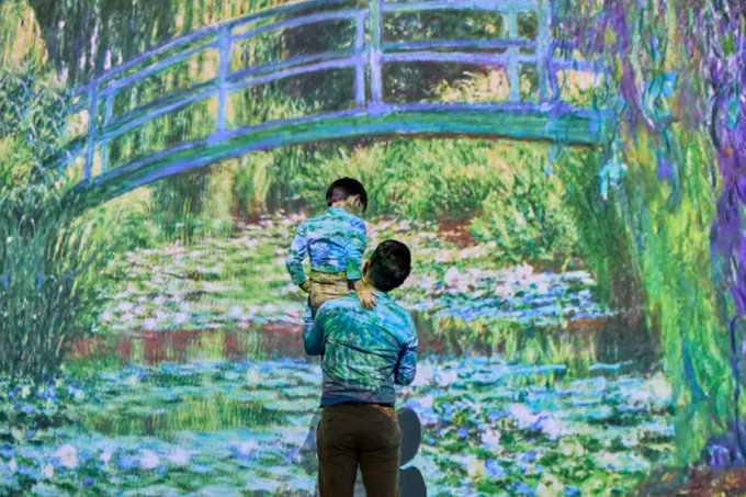 新年情人節好去處2023｜尖沙咀《尋找足印．莫內》沉浸體驗展覽期延長！特別優惠﹕門票買2送1 /送莫內主題手挽袋