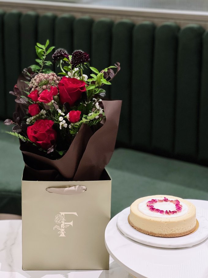 金鐘Cafe推介｜Fleuria 結合花藝與咖啡！超美玫瑰花瓣「Ombre Rose」、紅莓慕絲開心果蛋糕等每日新鮮供應甜品