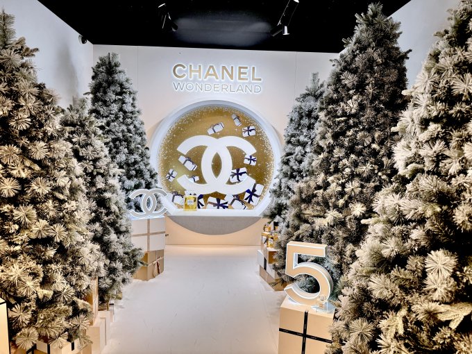 2023聖誕打卡好去處｜銅鑼灣Chanel Wonderland沉浸式體驗！名牌聖誕樹、限量版Holiday Collection化妝品、超美聖誕禮物卡