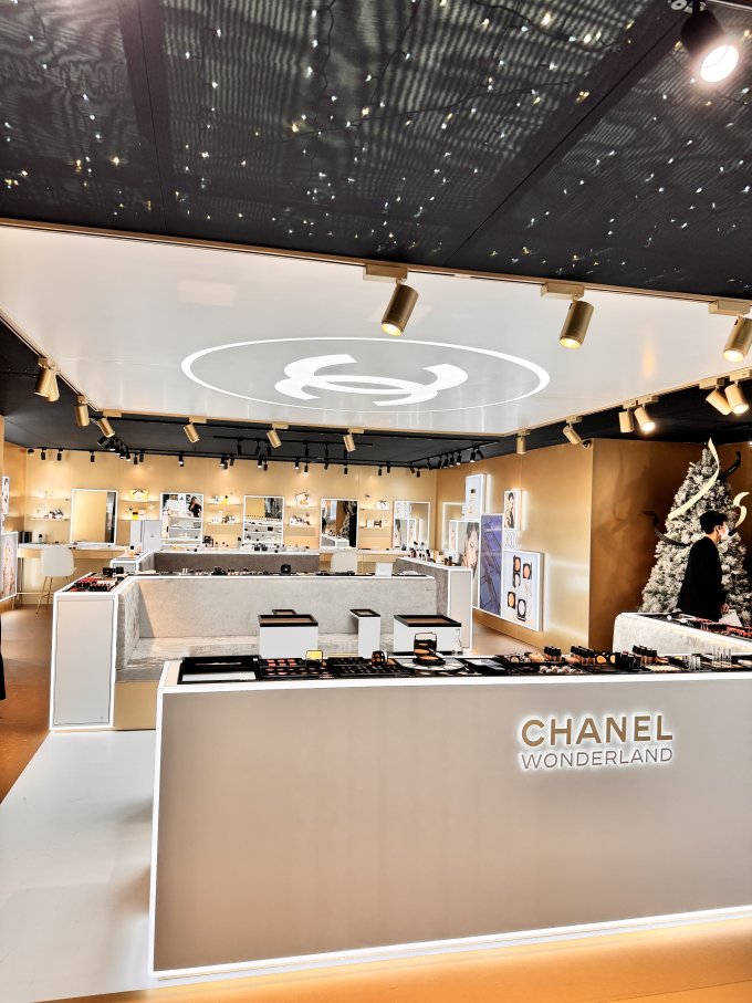 2023聖誕打卡好去處｜銅鑼灣Chanel Wonderland沉浸式體驗！名牌聖誕樹、限量版Holiday Collection化妝品、超美聖誕禮物卡