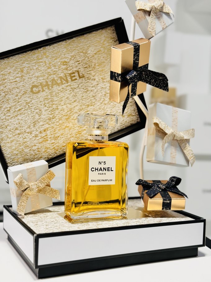 2023聖誕打卡好去處｜銅鑼灣Chanel Wonderland沉浸式體驗！名牌聖誕樹、限量版Holiday Collection化妝品、超美聖誕禮物卡