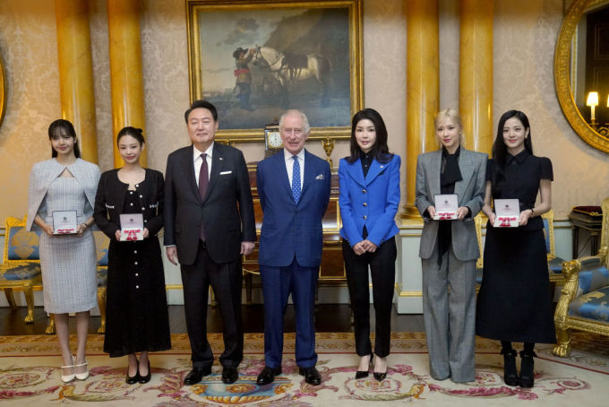 Blackpink 合體出席白金漢宮晚宴更獲英王頒發榮譽勳章！續約最新消息＋盤點四人「獲封神顏」妝造髮型