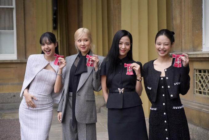 Blackpink 合體出席白金漢宮晚宴更獲英王頒發榮譽勳章！續約最新消息＋盤點四人「獲封神顏」妝造髮型