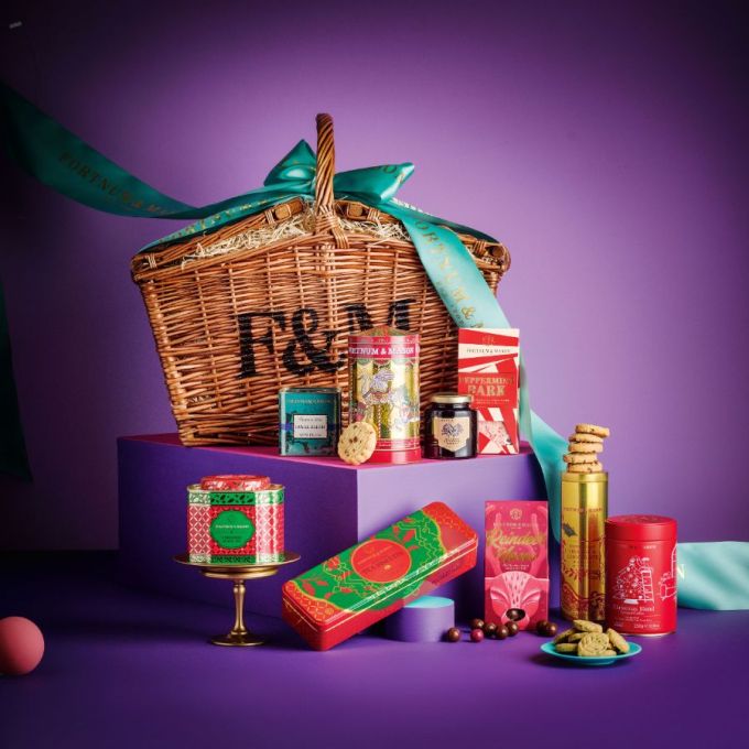 Hamper推薦2023！聖誕送禮物籃合集｜Cova意式禮物籃、Fortnum's甜點及茶葉、agnès b.尊貴法式木箱、The Cakery健康純素零食