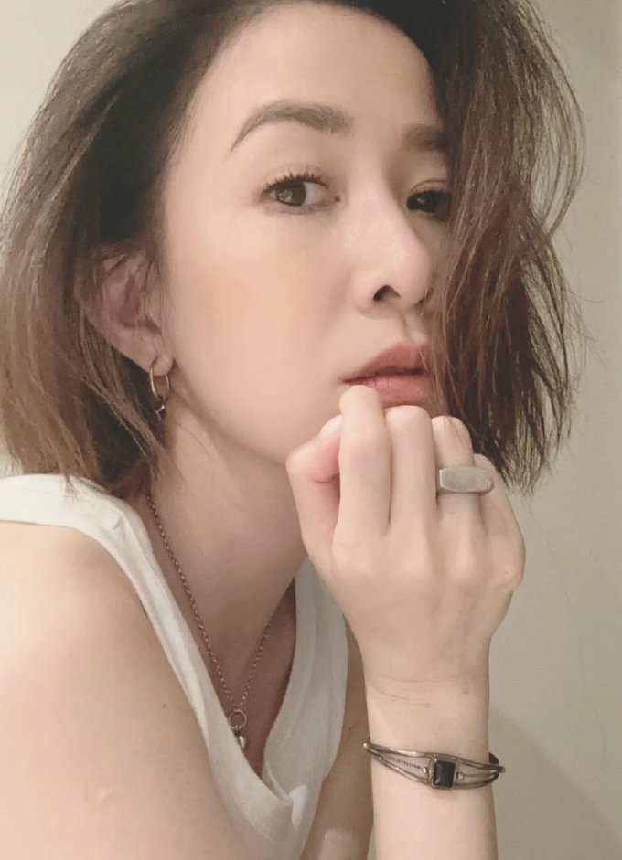 佘詩曼新劇《新聞女王》神還原女主播｜48歲素顏依然超美秘訣！熬夜必學凍齡護膚貼士