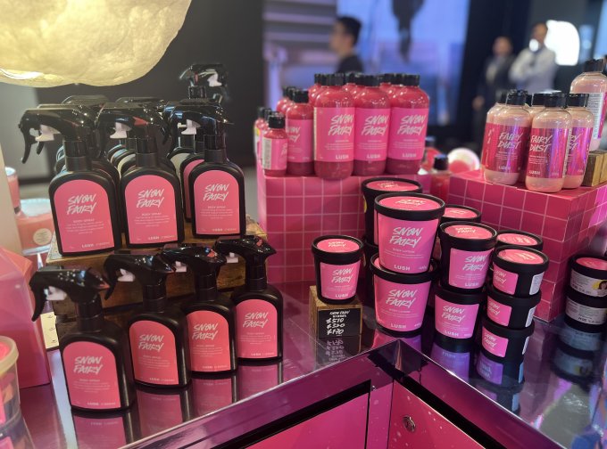 Lush銀河主題冬季期間限定店登陸K11！設巨型璀璨星河裝置、非凡禮遇禮物盒牆、汽泡彈工作坊等＋同場加映馬賽克燈、奶油膠手作、編織掛飾等工作坊