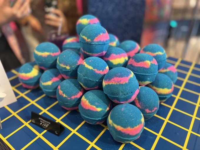 Lush銀河主題冬季期間限定店登陸K11！設巨型璀璨星河裝置、非凡禮遇禮物盒牆、汽泡彈工作坊等＋同場加映馬賽克燈、奶油膠手作、編織掛飾等工作坊