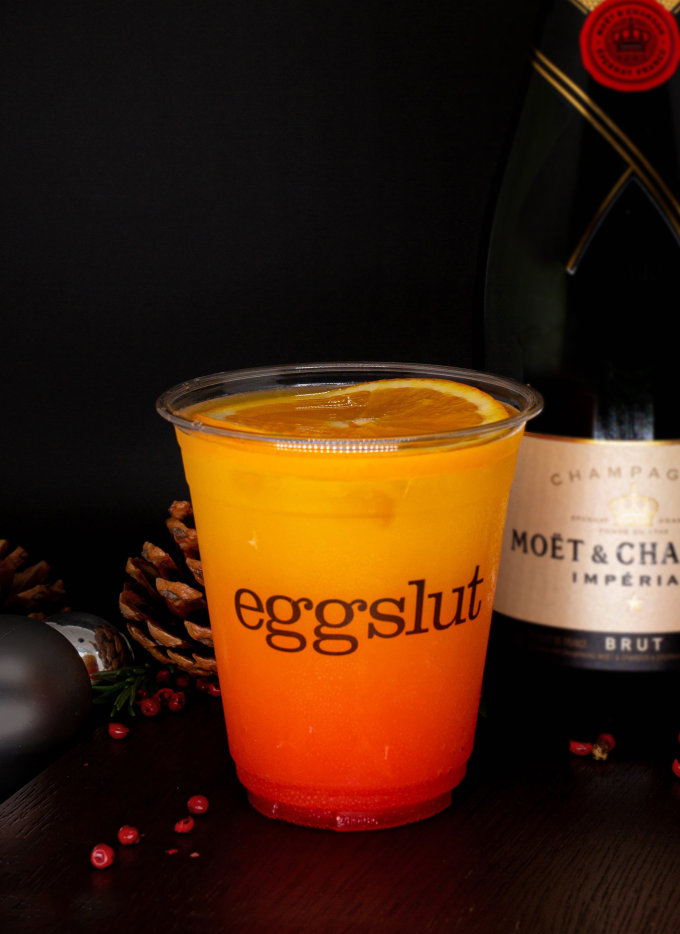 美國滑蛋三文治專門店Eggslut聯乘法國品牌香檳Moët & Chandon推香港限定新品！安格斯牛肉燒汁蘑菇漢堡、一口薯餅伴魚子醬、雞尾酒Mimosa Sunrise