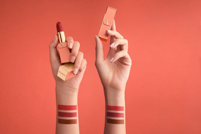 節日限定系列｜Valentino Beauty限量版珊瑚橘色氣墊粉底、高訂經典唇膏
