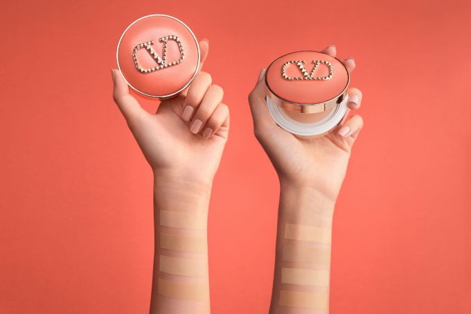 節日限定系列｜Valentino Beauty限量版珊瑚橘色氣墊粉底、高訂經典唇膏
