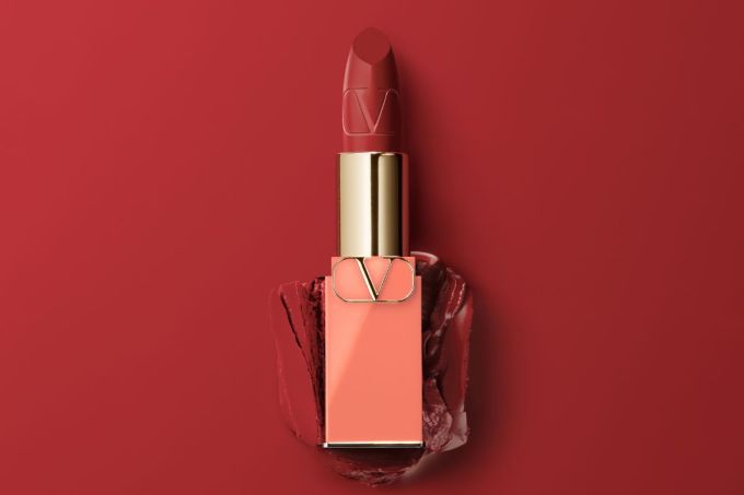 節日限定系列｜Valentino Beauty限量版珊瑚橘色氣墊粉底、高訂經典唇膏