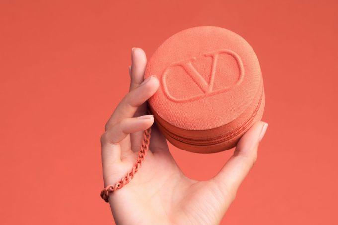 節日限定系列｜Valentino Beauty限量版珊瑚橘色氣墊粉底、高訂經典唇膏
