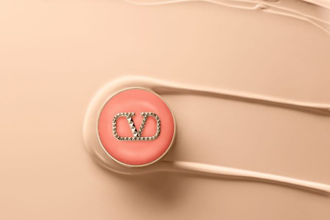 節日限定系列｜Valentino Beauty限量版珊瑚橘色氣墊粉底、高訂經典唇膏