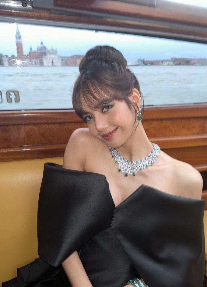 Lisa與法國第一夫人挽手出席巴黎慈善活動！身穿Dior套裝配搭Celine手袋+必學大眼瘦臉韓妝重點