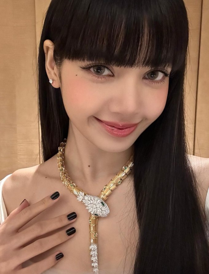 Lisa與法國第一夫人挽手出席巴黎慈善活動！身穿Dior套裝配搭Celine手袋+必學大眼瘦臉韓妝重點