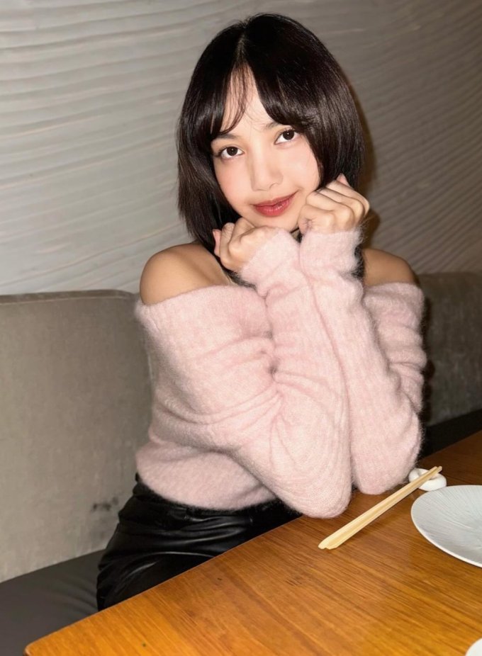 Lisa與法國第一夫人挽手出席巴黎慈善活動！身穿Dior套裝配搭Celine手袋+必學大眼瘦臉韓妝重點