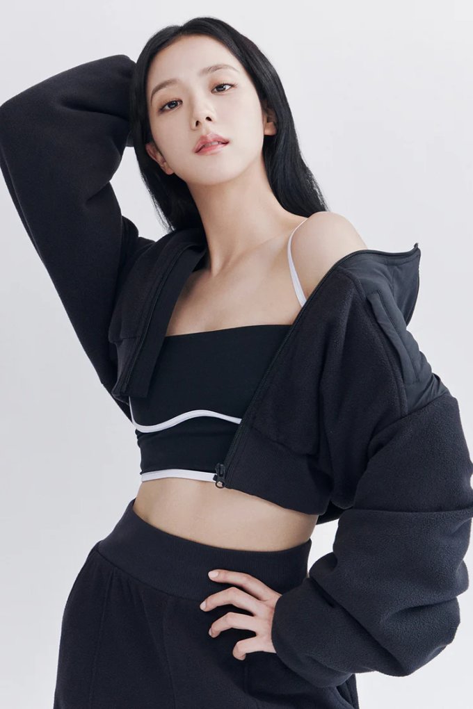 BLACKPINK Jisoo正式成為瑜珈服裝品牌Alo代言人！ 品牌釋出超美造型照，7款必入服裝：短版背心、羽絨迷你裙、運動內衣等