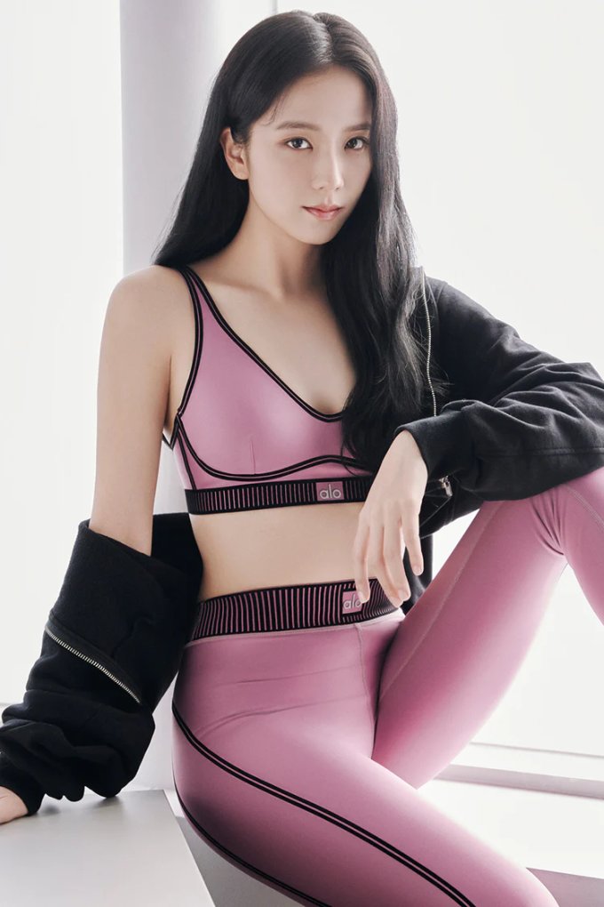 BLACKPINK Jisoo正式成為瑜珈服裝品牌Alo代言人！ 品牌釋出超美造型照，7款必入服裝：短版背心、羽絨迷你裙、運動內衣等
