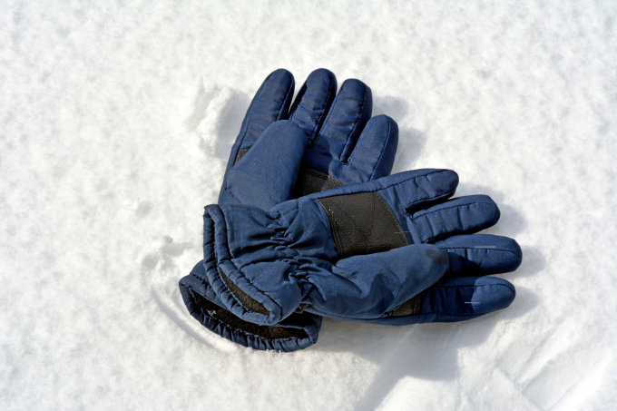 滑雪裝備推薦2025｜滑雪新手必收藏實用滑雪裝備清單！滑雪手套/外套/長褲/護目鏡