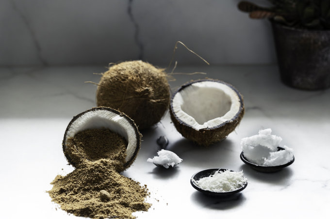 椰子油功效｜椰子油漱口睡前油拔法能清除口腔細菌？必知3大椰子油用途+椰子油推薦