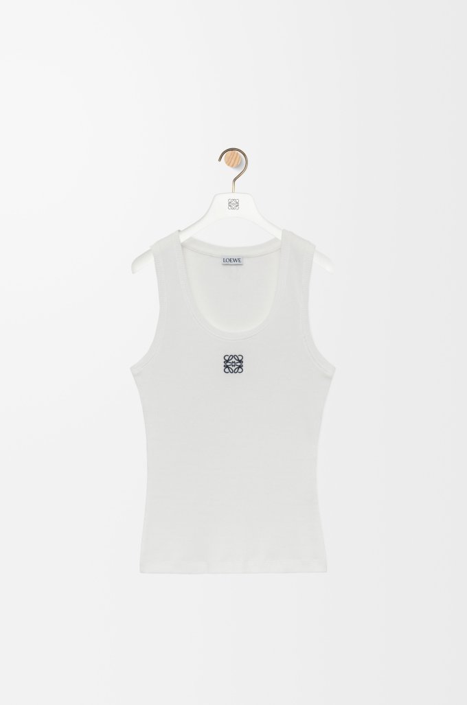 LOEWE背心推薦2025｜夏天穿搭必備極簡風LOEWE背心！aespa Giselle/Hailey Bieber都在穿