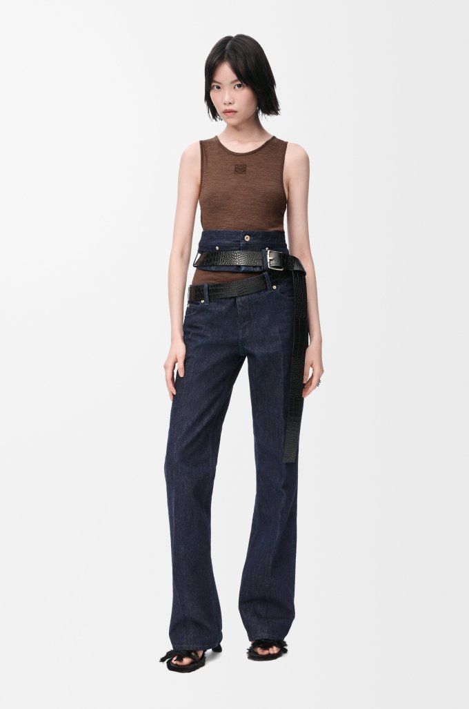 LOEWE背心推薦2025｜夏天穿搭必備極簡風LOEWE背心！aespa Giselle/Hailey Bieber都在穿