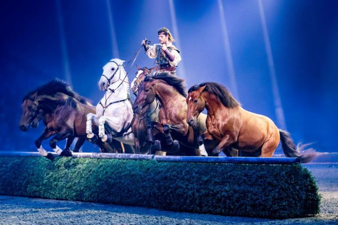 《CAVALLUNA》2026香港首演、讀者優惠碼｜54匹歐洲名駒登陸啟德！馬術奇幻劇場9月限定8場
